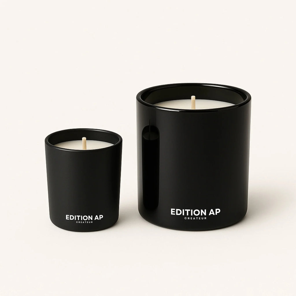 Duo_de_bougies_parfumees_Edition_AP_en_noir_mat_et_noir_brillant_presentation_studio_premium