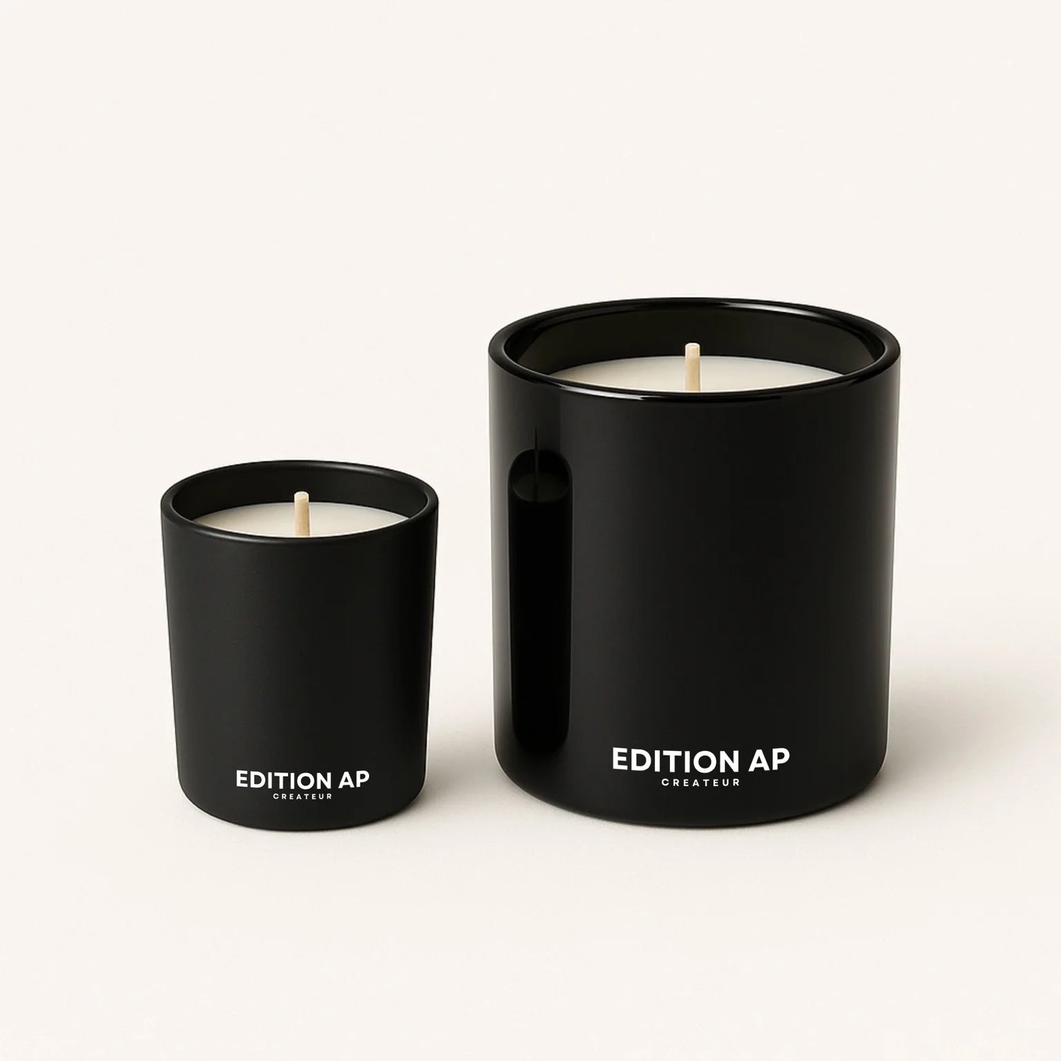 Duo_de_bougies_parfumees_Edition_AP_en_noir_mat_et_noir_brillant_presentation_studio_premium