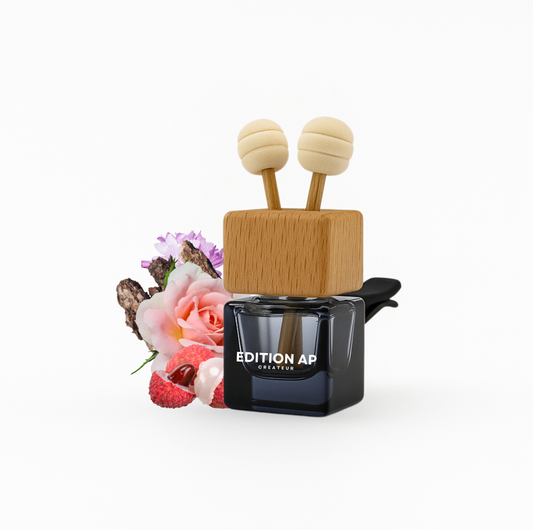 Diffuseur de parfum voiture Cachemire Ambré – Un parfum oriental et boisé de luxe, alliant des notes de géranium, litchi, rose, poire, jasmin, ambre, musc, patchouli et oud pour une expérience olfactive envoûtante et longue durée