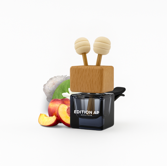 Diffuseur voiture Pêche Blanche : un souffle de fraîcheur fruitée.
Le diffuseur diffuse une fragrance sucrée et estivale, mêlant la douceur de la pêche, l’abricot et la mandarine, avec une touche de jasmin. Parfait pour apporter une sensation de fraîcheur et de bien-être à chaque trajet.