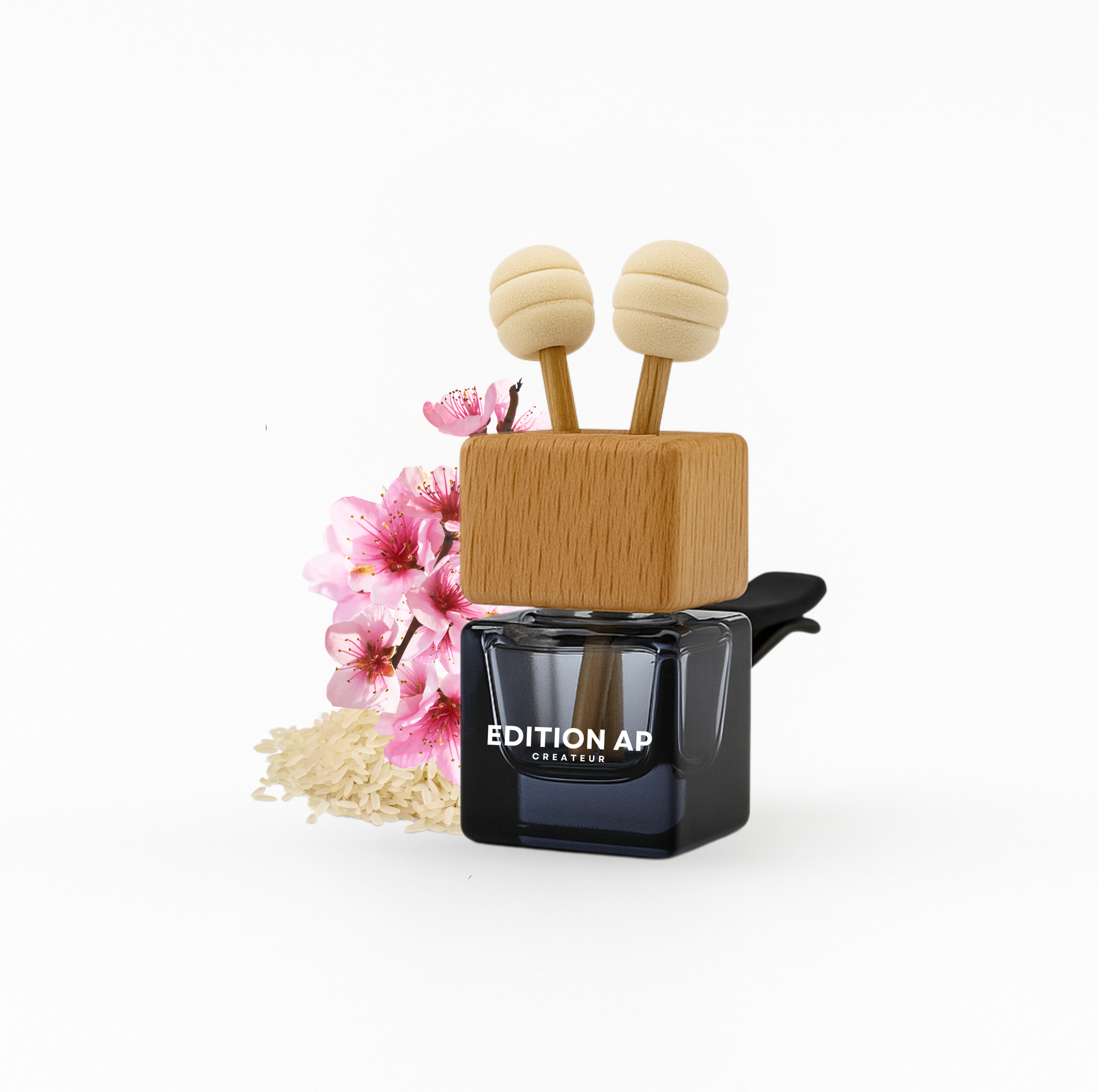 Diffuseur de parfum voiture Sakura, une senteur délicate de fleur de cerisier et de lait de riz, apportant sérénité et détente avec des notes fraîches de nashi et de cerisier fruité.