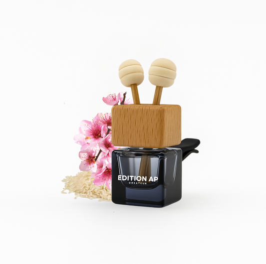 Diffuseur de parfum voiture Sakura, une senteur délicate de fleur de cerisier et de lait de riz, apportant sérénité et détente avec des notes fraîches de nashi et de cerisier fruité.