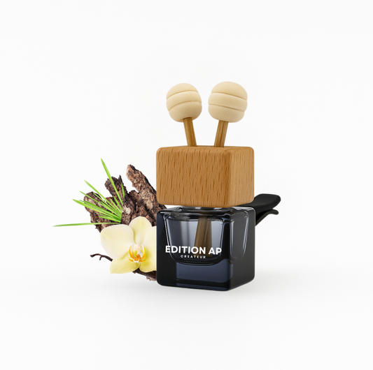 Diffuseur de parfum voiture Vanille Oud, avec un design élégant et moderne. Il diffuse une fragrance luxueuse avec des notes boisées, épicées de cardamome et de poivre noir, un cœur riche de bois d’oud, encens, bois de santal, bois de cèdre, cuir, patchouli et vétiver, et une base chaleureuse d’ambre, fève tonka et vanille.