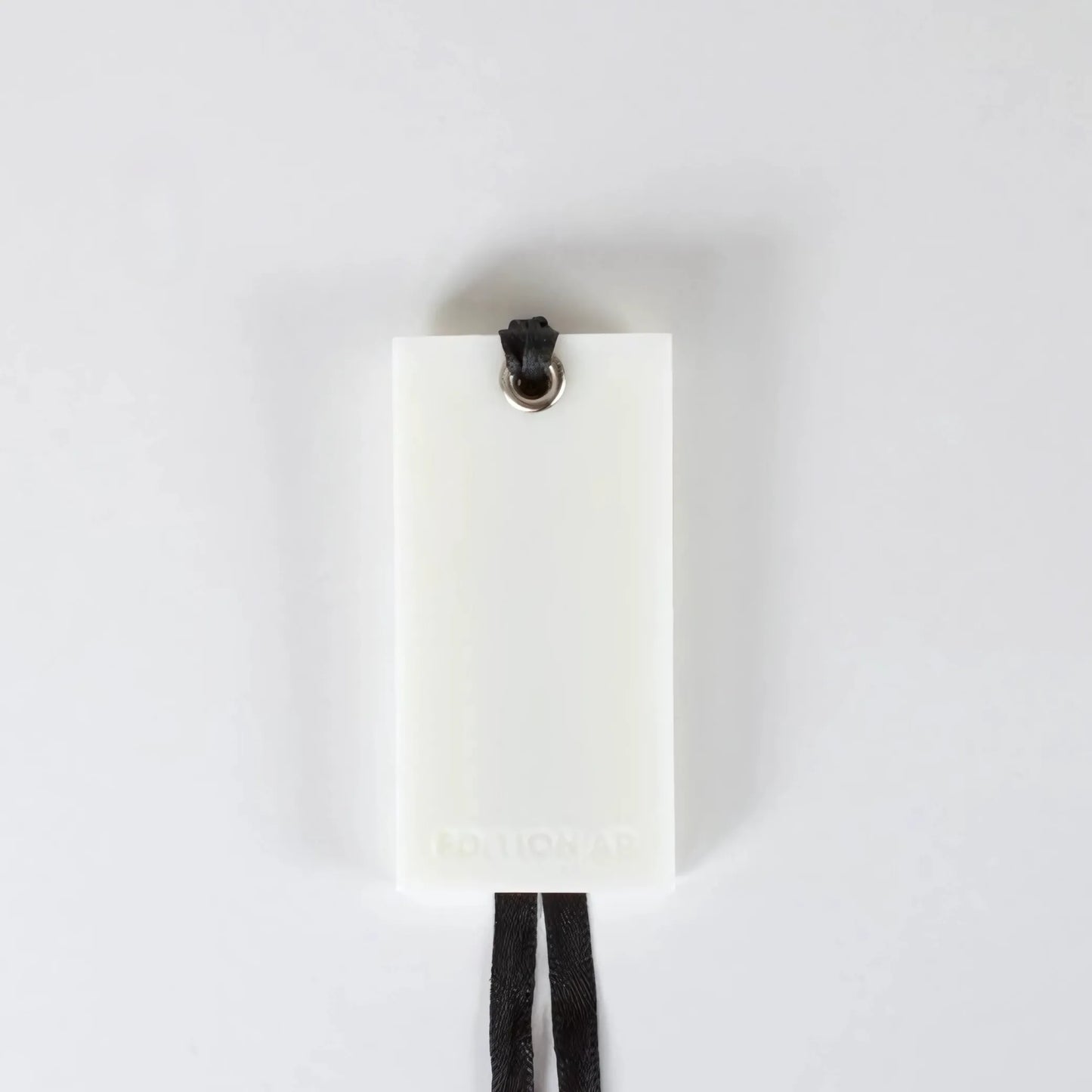 Suspension parfumée pour armoire en cire végétale, diffusant une senteur florale apaisante.