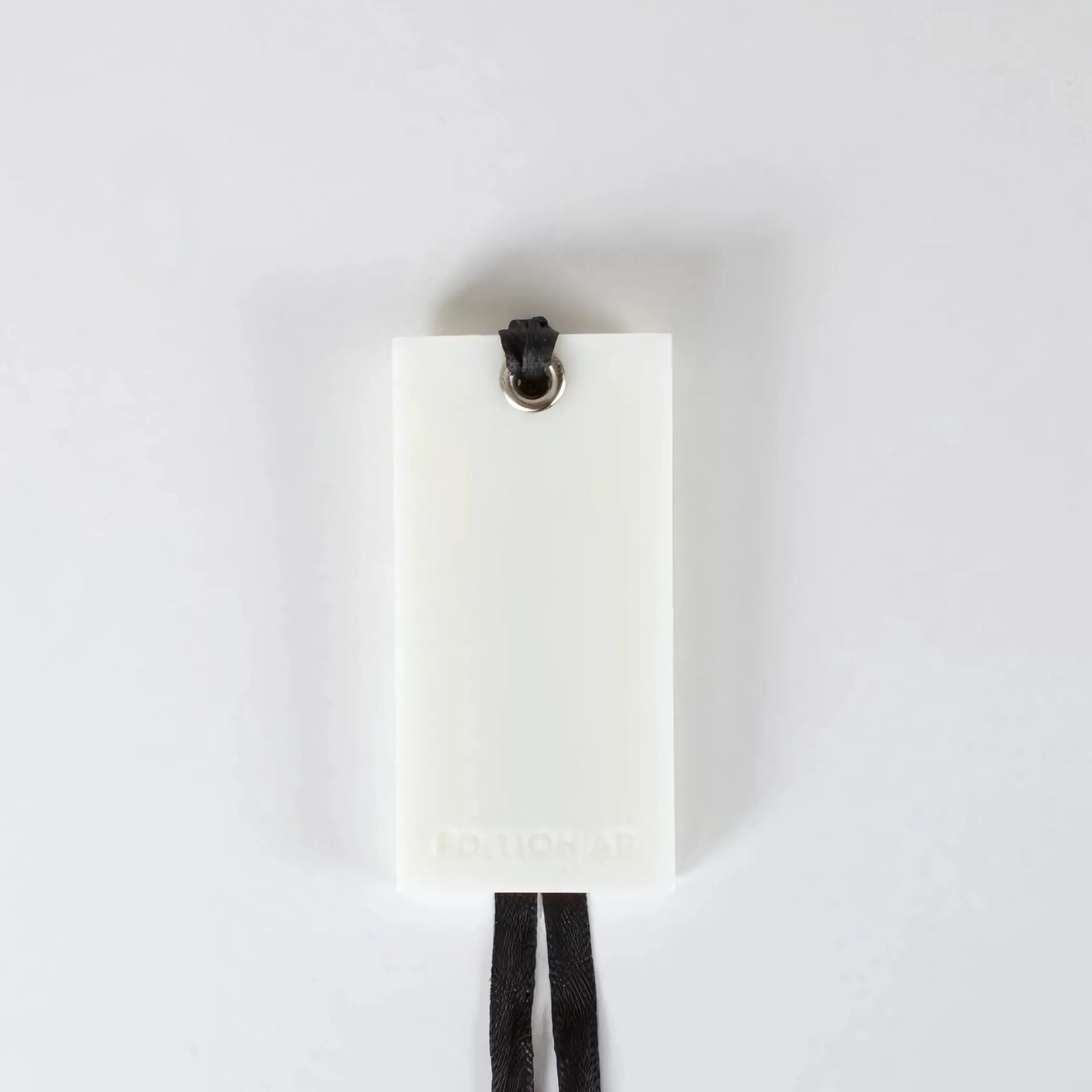 Suspension parfumée pour armoire en cire végétale, diffusant une senteur florale apaisante.