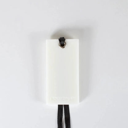 Suspension parfumée pour armoire en cire végétale, diffusant une senteur florale apaisante.